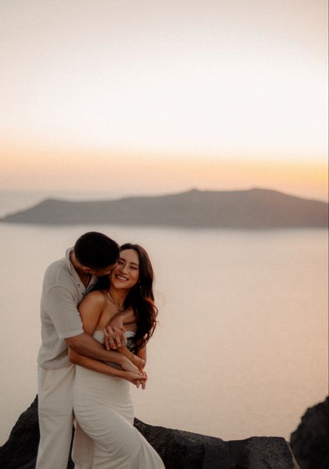 Engagement Photos Santorini, Santorini Couple Pictures, Greece Engagement Photos, Greece Engagement, Greece Photoshoot, Greece Couple, Santorini Photoshoot, Engagement Photo Shoot Beach, Grecia Santorini