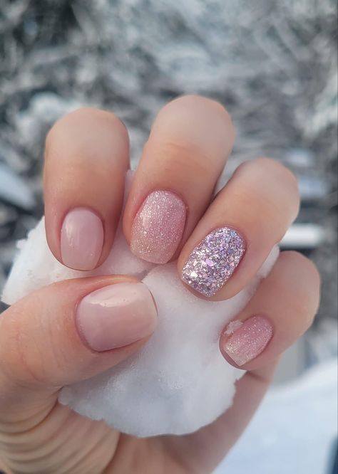 Pink Glitter Dip Nails, Short Sparkly Dip Nails, Pink And Gold Dip Nails, Extra Short Nails Ideas, Sparkle And Co Dip Powder Nails, Light Pink Sparkle Dip Powder Nails, Nail Color Combos, Get Nails, Dipped Nails