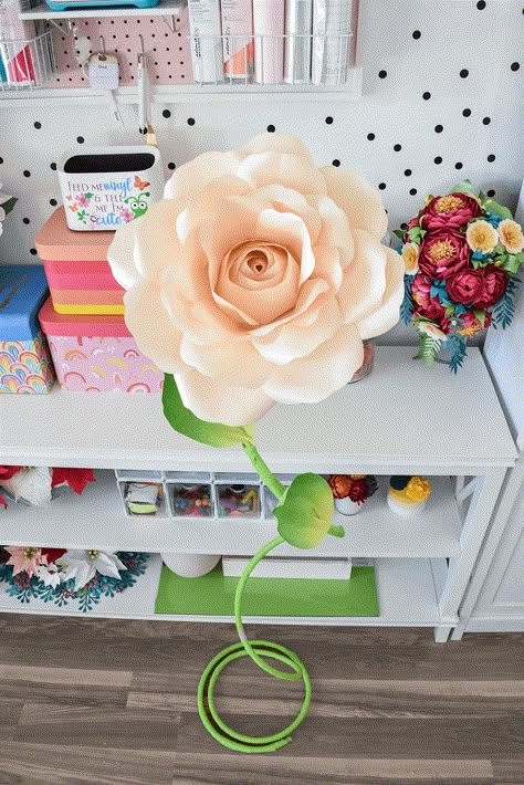 Giant Paper Flower Tutorial, Giant Paper Flowers Diy, Giant Paper Flowers Template, Giant Paper Roses, Paper Rose Template, Paper Flowers Diy Easy, Paper Flower Patterns, Chef Club, Easy Paper Flowers