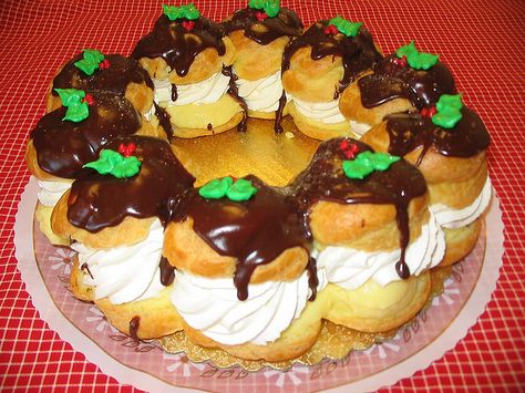 Christmas wreath... cross between some eclairs and a boston cream pie? Cream Puff Wreath, Christmas Cream Puffs, Puff Pastry Cake, Netherlands Food, Traditional Christmas Dinner, Chocolate Puff, Puff Pastry Cream Puffs, Delicious Christmas Desserts, Wreath Cross