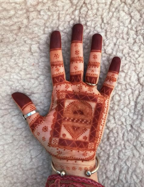 ig: @medinatrevathan Henna Ceremony, Layers Of The Skin, Body Henna, Henna Prints, Moroccan Henna, Henna Inspiration, Small Henna, Cute Henna, Instagram Pattern