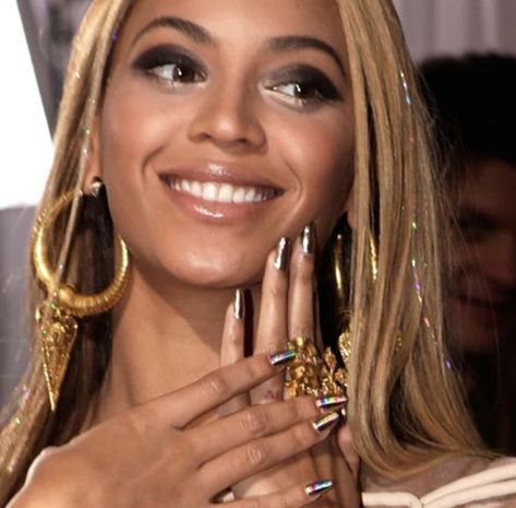 Beyonce Natural, Beyonce Jewelry, Beyonce Nails, Celeb Nails, Celebrity Manicures, Beyonce Beyhive, Wedding Nail Polish, Beyonce Pictures, Black Tv Shows