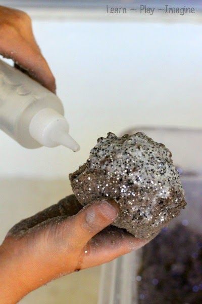 Making MOON ROCKS - Kid made rocks that are perfect for play and learning. Purim Activities, Experiments Preschool, Diy Experiments, Vbs Space, Moon Dough, Diy Science Projects, Moon Unit, Moon Activities, Moon Rocks