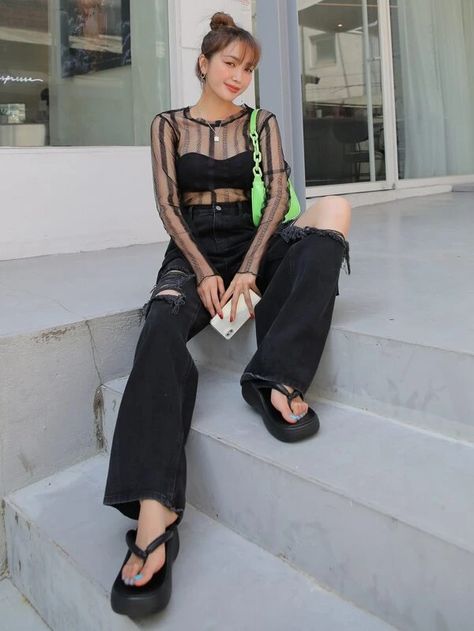 DAZY Top de malla transparente | SHEIN Mesh Top Outfit Y2k, Shear Top Outfit, Mesh Layered Outfit, Sheer Top Outfit, Outfit Ideas Grunge, Cargo Outfit, Light Fashion, Sheer Mesh Top, Mesh Blouse