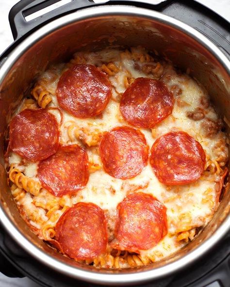 Instant Pot Pizza Pasta Casserole | Simply Happy Foodie Insta Pot Pizza Pasta, Pizza Pasta Casserole Recipe, Pizza Pasta Bake Recipes, Instant Pot Dinner Ideas, Instant Pot Pizza, Casserole Pizza, Simply Happy Foodie, Pizza Pasta Casserole, Pressure Cooker Pasta