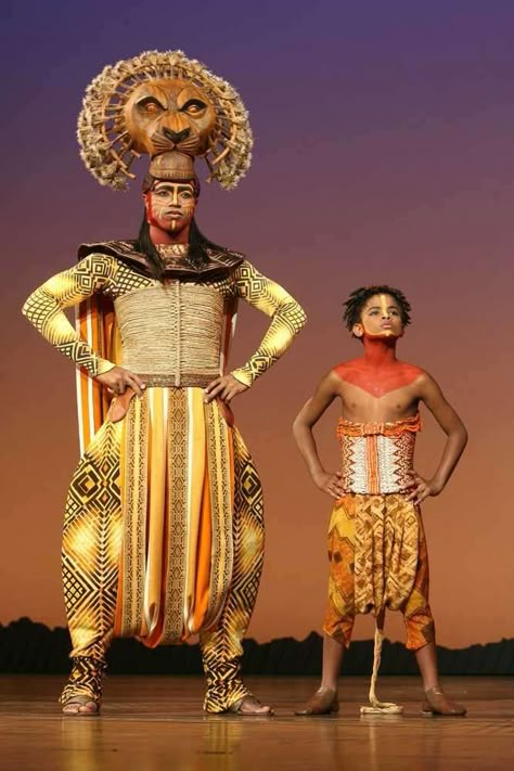 To make Mufasa look more regal and strong, we need to add the "collar" as well as the straight "cape". Looks like a king's robe - very cool! Lion King Broadway Costumes, Lion King Broadway Outfit, Scar Costume, Mufasa Lion King, Lion King Theatre, Lion King Play, Lion King Show, Broadway Outfit, King Scar