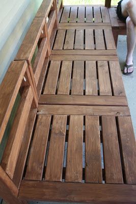 Diy Modular Patio Furniture, 2x4 Patio Furniture Diy, Deck Wall Ideas, Diy Outdoor Sectional, Outdoor Wooden Furniture, Simple Garden Furniture Ideas, 2x4 Projects, Pallet Outdoor, Outdoor Couch