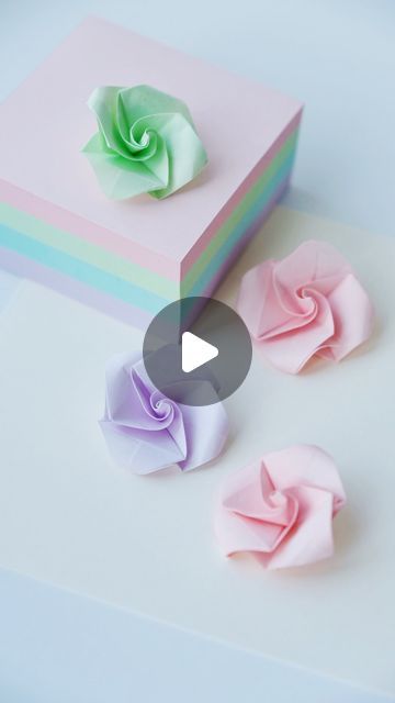 Sticky Note Paper Flowers, Crafts From Sticky Notes, Post It Note Origami Rose, How To Make Paper Flowers With Sticky Notes, How To Make An Origami Rose, Sticky Notes Craft Ideas, Sticky Notes Diy Crafts, Sticky Note Roses, Origami Paper Flowers Tutorial