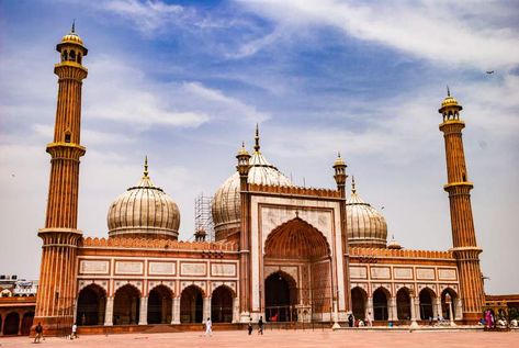 The Jama Masjid in Chandni Chowk #jamamasjid #delhi Jama Masjid Delhi, Delhi Tourism, Delhi City, Delhi Travel, Jama Masjid, India Gate, Mughal Architecture, Hampi, Beautiful Mosques