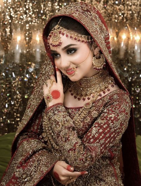 Bridal Dulhan Pic, Bridal Pics Pakistani, Shadi Photo, Royal Wedding Dresses, Pakistani Brides, Bridal Mehndi Dresses, Muslim Bridal, Pakistani Bridal Makeup, Red Bridal Dress