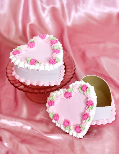 Belle boîte cadeau petit gâteau coeur vintage passepoilée main 🎀 Cet article peut ne pas être l'article exact sur la photo car chacun est fabriqué à la main et plusieurs d'entre eux sont disponibles. Le petit coffret cadeau parfait à offrir pour un anniversaire, la fête des mères ou n'importe quel jour ! Idéal pour ranger de petits objets tels que des bijoux. Bien que cela ait l'air délicieux, veuillez ne pas en manger :) A manipuler avec soin car il s'agit d'un article fabriqué à la main et co Clay Coquette, Strawberry Pastries, Muebles Aesthetic, Vintage Heart Cake, Candle Queen, Quinceanera Pink, Cake Gift, Hot Pink Roses, Fake Cake