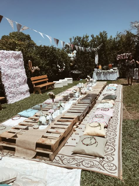 Garden Picnic Bridal Shower Ideas, Bridal Shower Pallet Ideas, Bohemian Picnic Party, Bohemian Bridal Shower Ideas, Bridal Shower Picnic, Picnic Party Decorations, Bohemian Garden Party, Boho Garden Party, Backyard Dinner Party