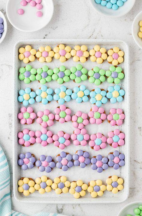 Easter Pretzel Treats, Pretzels Bites, Easter Pretzel, Easter Rice Krispie Treats, Easter Dessert Table, Candy Wafers, Pretzel Treats, Easy Easter Desserts, Dessert Recipes For Kids