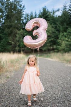 Girly Birthday Photoshoot Ideas, 3rd Birthday Photoshoot Ideas, Toddler Birthday Pictures, Goldenhour Photoshoot, 2nd Birthday Photo Shoot Ideas, 3rd Birthday Photoshoot, 3rd Birthday Pictures, Princess Photo Shoot, 2nd Birthday Photos