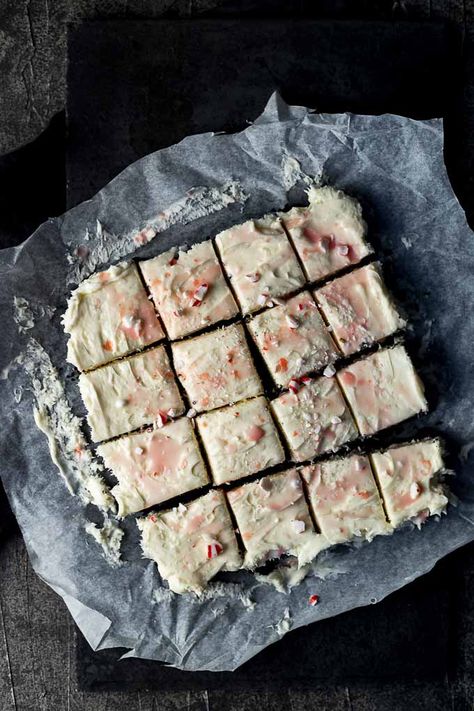 Christmas Mints Recipe, No Bake Peppermint Cheesecake, Easy No Bake Treats, Peppermint Cheesecake Bars, Peppermint Fudge Recipe, Creamy Cheesecake Recipe, Easiest Desserts, Favorite Holiday Desserts, Peppermint Fudge