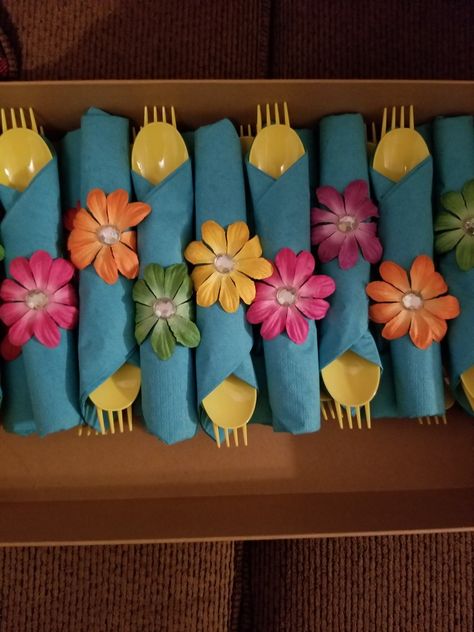 Lilo And Stitch Pool Party Ideas, Hawaiian Birthday Activities, Lilo And Stitch Birthday Cupcakes, Birthday Themes Hawaiian, Luau 5th Birthday Party, Lilo And Stitch Sleepover, Stitch Sweet 16 Party Ideas, Teen Luau Party Ideas, Beach Themed Party For Adults Decoration