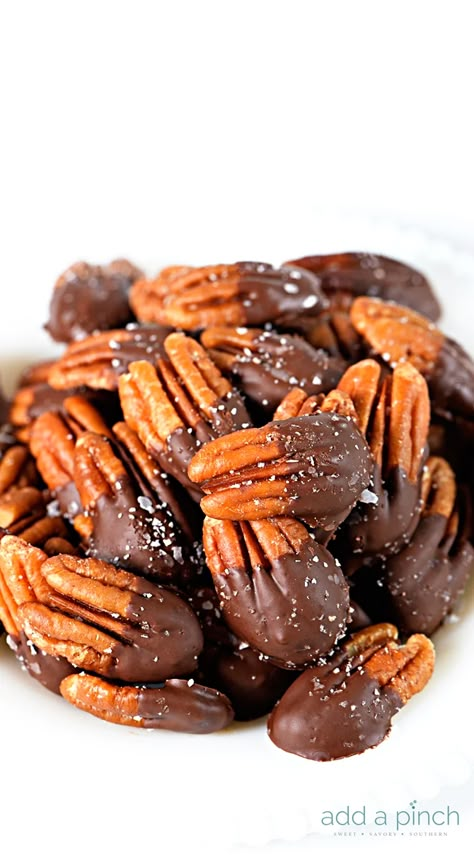 Chocolate Covered Pecans, Nut Snacks, Roasted Pecans, Nut Recipes, Pecan Recipes, Candied Nuts, Homemade Candies, Snack Mix, Chocolate Dipped