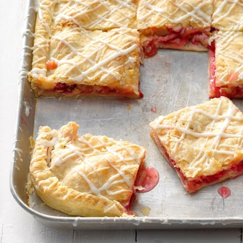 Raspberry-Rhubarb Slab Pie Slab Pie Recipes, Raspberry Rhubarb, Rhubarb Desserts, Slab Pie, Rhubarb Recipes, Pie Bar, Strawberry Rhubarb, Potluck Recipes, Köstliche Desserts