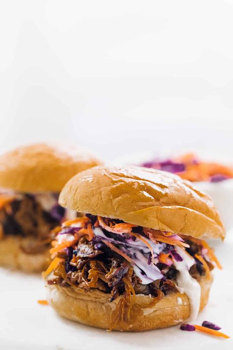 Vegan Pulled Mushroom Sandwiches Mushroom Sandwich Recipes, Mushroom Sandwiches, Vegan Pulled Pork Sandwich, Vegetarian Mushroom Recipes, Vegan Pulled Pork, Mushroom Sandwich, Pulled Pork Sandwiches, Burger Meat, Pork Sandwiches