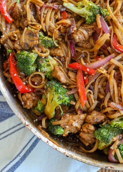 Pepper Pork Stir Fry Pork And Pepper Stir Fry, Pork And Rice Noodles, Black Pepper Pork, Pepper And Onions, Pork And Rice, Pork Stir Fry Recipes, Pepper Pork, Pork Dinners, Cabbage Roll Casserole