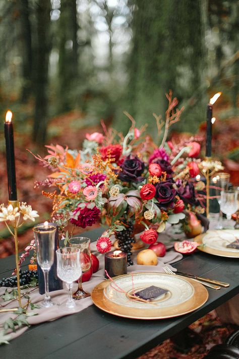 Moody Burgundy and Gold Wedding Inspiration ⋆ Ruffled Cheap Wedding Table Centerpieces, Red Ranunculus, Gold Wedding Inspiration, Candlelight Dinner, Tafel Decor, Unique Wedding Flowers, Wedding Floral Centerpieces, Table Runners Wedding, Fall Wedding Decorations