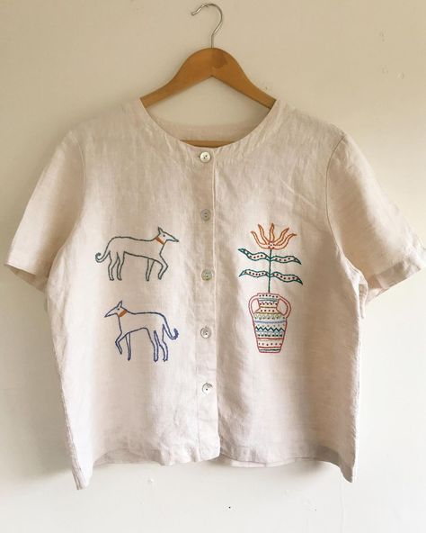 Linen Embroidery Top, Embroidery Linen Shirt, Hand Embroidery Inspiration Clothing, Embroidery Art Ideas, Upcycle Clothes Embroidery, Button Up Embroidery, Embroidered Shirt Ideas, Shirt Embroidery Designs, Embroider Clothing