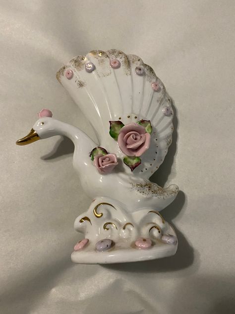 This made in Japan swan vase is as beautiful as can be. Swan Pumpkin, Swan Vase, Swan Aesthetic, Vintage Swan, Glass Sculptures, Vase Vintage, Feminine Tattoos, Glass Art Sculpture, Room Inspiration Bedroom