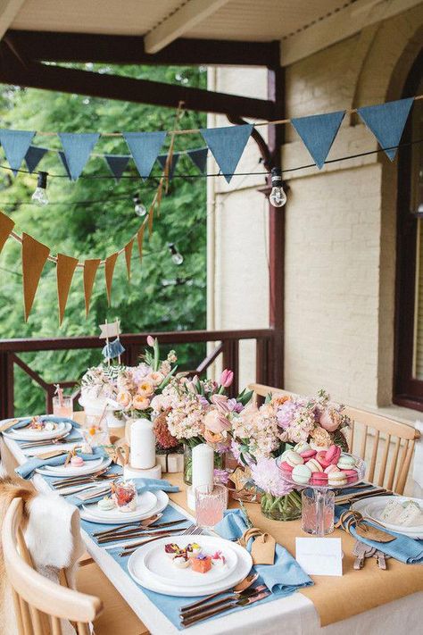 Table Set Up For Brunch, Mothers Day Brunch Decor, Outdoor Brunch Party, Backyard Brunch, Cheap Decorations, Diy Brunch, Brunch Table Setting, Outdoor Dinner Party, Outdoor Brunch