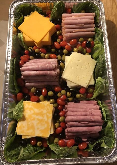 Meat Cheese Tray Simple, Meat And Cheese Party Trays, Lunch Meat Trays Party Platters, Trays Of Food For Parties, Cold Cut Platter Ideas Meat Trays, Meat Tray Ideas, Meat Trays Ideas Diy Party Platters, Meat And Cheese Tray Ideas, Party Food Meat