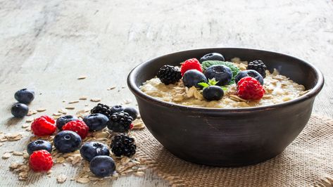 The reason for your hunger may be because you are eating foods that digest very quickly and leave your stomach growling. Try these to keep you full. How To Make Porridge, Nordic Diet, Energy Boosting Foods, Oatmeal Porridge, Oatmeal Diet, Diet Breakfast, Power Foods, Food Help, Healthy Eating Tips