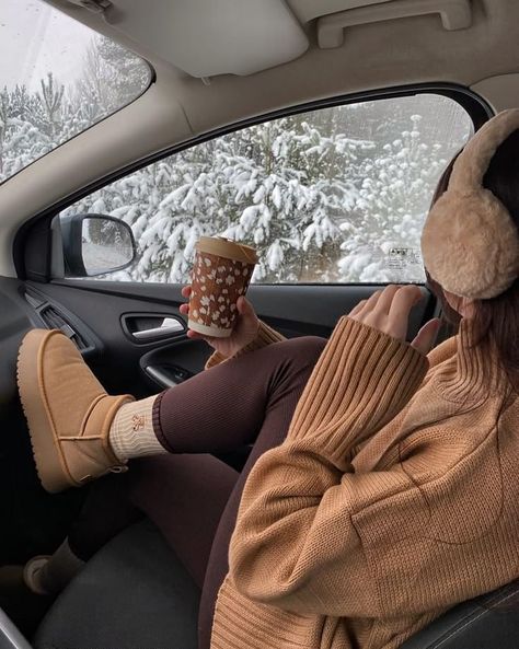 Uggs Outfits, Outfit With Uggs, Estilo Indie, Skandinavian Fashion, Trendy Outfits Winter, Cozy Winter Outfits, Uggs Outfit, Cold Outfits, Winter Photo