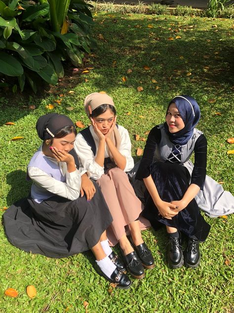 Enola Holmes yearbooks ideas Pose Yearbook, Ootd Yearbook, Yearbook Pose, Casual Hijab, Casual Hijab Outfit, Enola Holmes, Idea Design, Hijab Outfit, Yearbook