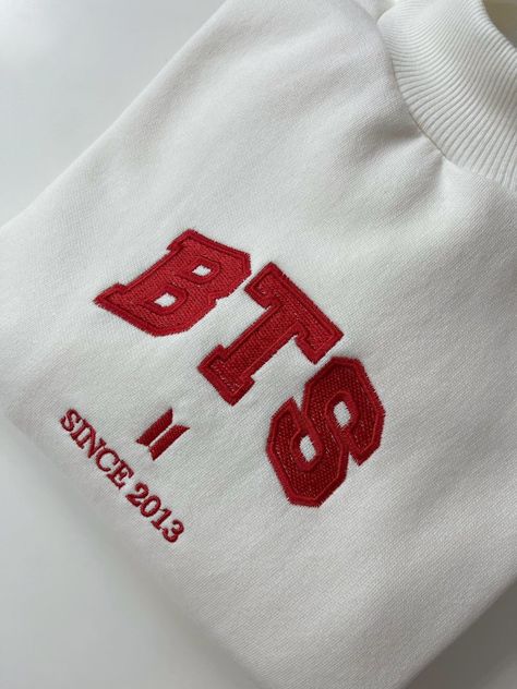 Embroidery Ideas Clothes, Kpop Embroidery, Personalized School Supplies Labels, Outfit Army, Bts Hoodie, Images Hello Kitty, Bts Shirt, Bts Clothing, Rm Suga