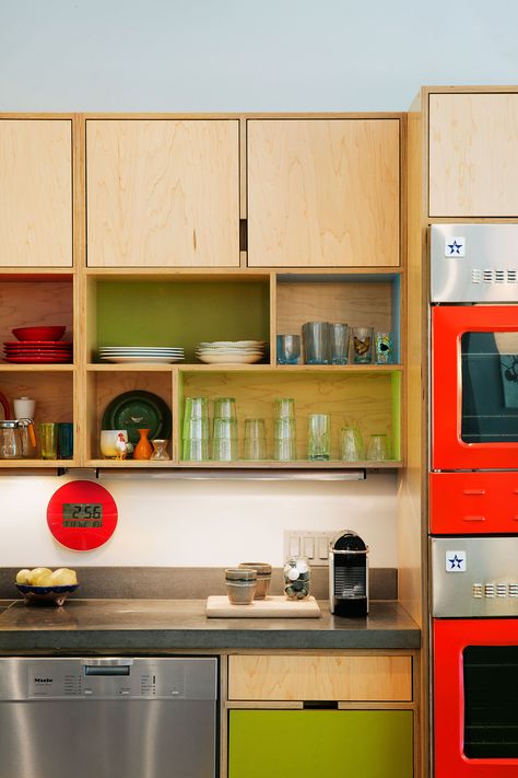 Chef Kitchen Ideas, Colorful Kitchens, Rainbow Kitchen, Plywood Kitchen, Open Kitchen Shelves, Chef Kitchen, Open Plan Living Room, Mid Century Modern Kitchen, Bright Kitchens