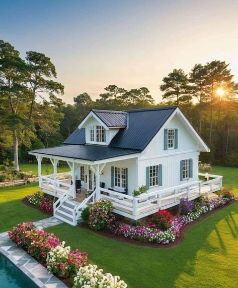 Swedish Farmhouse Exterior, Low Budget House Plans, Farmhouse Tiny House, American House Design, Cute Small Houses, Low Budget House, Budget House Plans, Apartment Balcony Garden, Tiny House Luxury