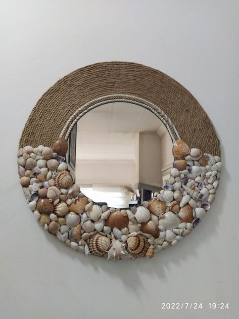 Mirror Decoration With Sea Shells, Home Decor With Sea Shells, Mirror Recycling Ideas, Wall Cardboard Decor, Mirror Work On Cardboard, Shell Mirror Ideas, Diy With Sea Shells, Decorate Mirror Frame Diy Ideas, Diy Jute Rope Wall Art