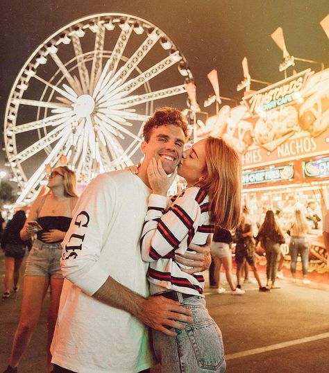 Summer Couple Pictures, Photos Couple Mignon, Cute Summer Pictures, Gift Basket Ideas For Boyfriend, Basket Ideas For Boyfriend, Fair Pictures, Cute Date Ideas, Summer Couples, More Than Love