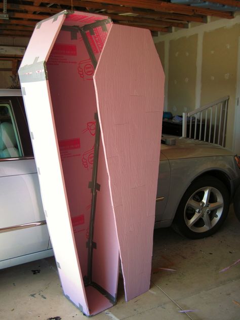 Halloween- DIY ~ Coffin using only foam board, duct tape, and paint.  Use a pencil to carve wood grain pattern before painting. picture#1 Diy Coffin, Cheap Halloween Diy, Cheap Diy Halloween Decorations, Halloween Outside, Hallowen Ideas, Halloween Coffin, Wood Grain Pattern, Spooky Style, Diy Halloween Decor