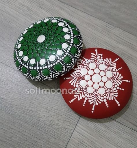 Count Down To Christmas Ideas, Dot Art Christmas, Christmas Mandalas, Dot Mandela, Dot Rocks, Paint Dotting, Dotted Art, Mandela Stones, Mandala Ornaments