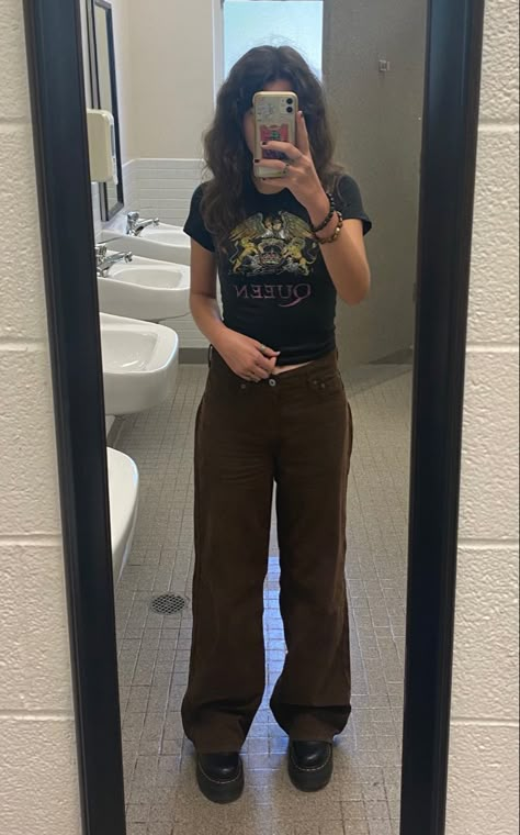 Brown Levis Jeans Outfit, Downtown Spring Outfits, Messy Style Outfit, That 70s Show Aesthetic Outfits, Fall Alternative Outfits, Brown Pants Outfit, Skirt Outfits Fall, Downtown Outfits, Thrift Inspo