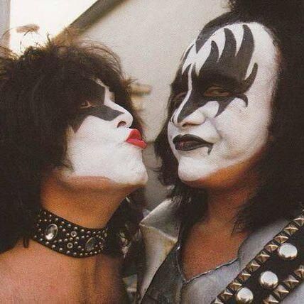 Funny pic!! Paul Stanley and Gene Simmons (kiss band) Hot Metalheads, Kiss Band Funny, Rock Band Photos, Paul Kiss, Gene Simmons Kiss, Kiss Funny, Kitty Kisses, Funny Rock, Vinnie Vincent