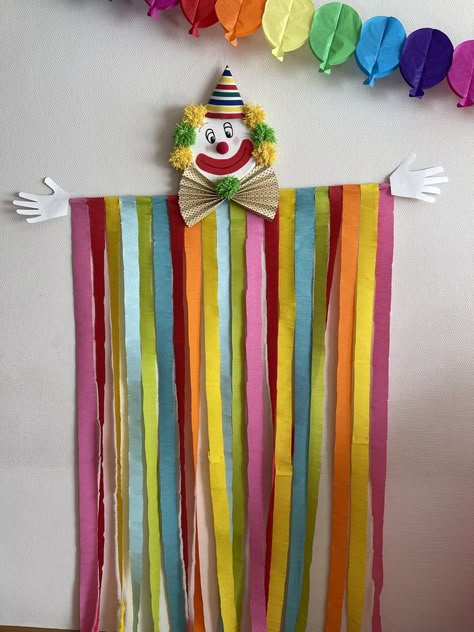 Décoration clown mural pour anniversaire thème cirque Diy Festival Decorations, Clown Diy, Theme Carnaval, Circus Crafts, Purim, 2nd Birthday Parties, Summer Activities, 2nd Birthday, Mardi Gras