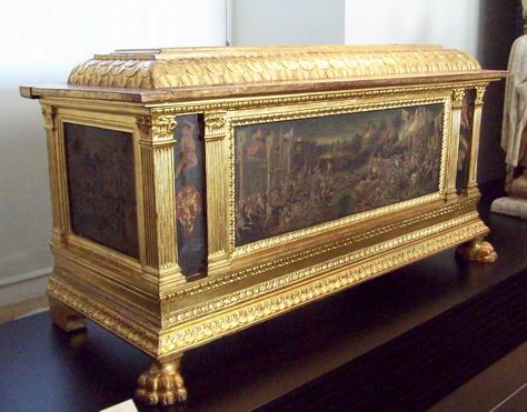 The Best Benches with Storage Storage Furniture Design, Hope Chests, Giorgio Vasari, Old Wooden Boxes, Chest Design, Bench Storage, House Restoration, Antique Trunk, English Country Style