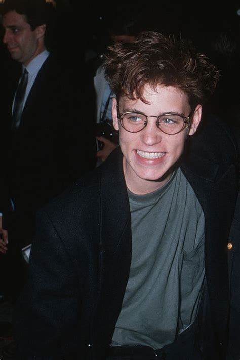 Corey Haim Corey Haim Young, Corey Feldman Corey Haim, 80s Guys, Corey Haim, 90s Actors, Retro Fashion Outfits, 90s Men, Christian Slater, Haim