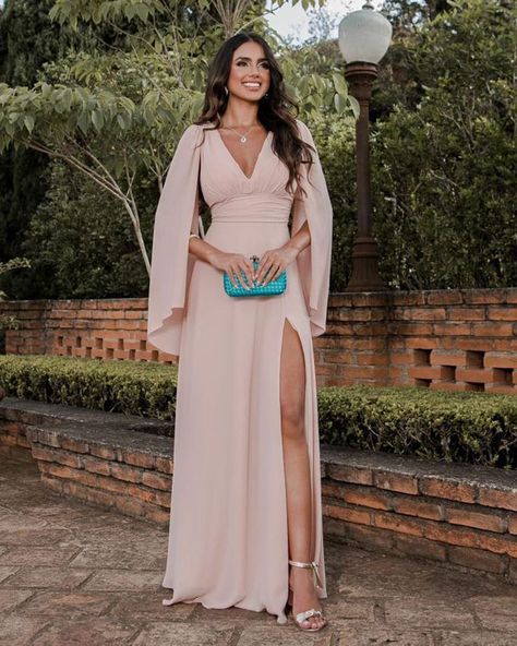 Tips de cómo vestir para una boda en jardín | Revista KENA México Engagement Guest Dress, Braidmaids Dress, Glam Party Dress, Boho Bridesmaid Dresses, Elegant Silk Dresses, Formal Dress Patterns, Fun Office, Wedding Party Outfits, Spooky Party