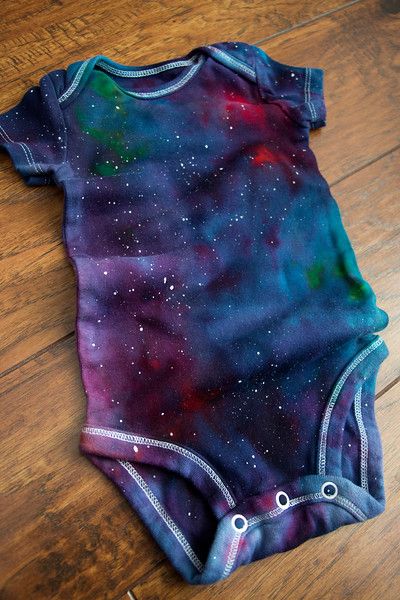 DIY Galaxy Ice Dyed Onesie Mama Say What?! | Mama Say What?! Baby Onesies Diy, Onesie Diy, Lillebaby Carrier, Ty Dye, Tie Dye Patterns Diy, Folding Techniques, Dyeing Fabric, Diy Galaxy, Tie Dye Party