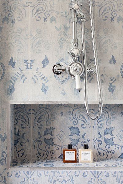 Bathroom Inspiration: Gorgeous Tile Ideas Mosaic Shower Tile, Trendy Bathroom Tiles, Timeless Bathroom, Gorgeous Tile, Transitional Bathroom, Shower Niche, Tile Inspiration, Shower Kits, Decorating Small Spaces