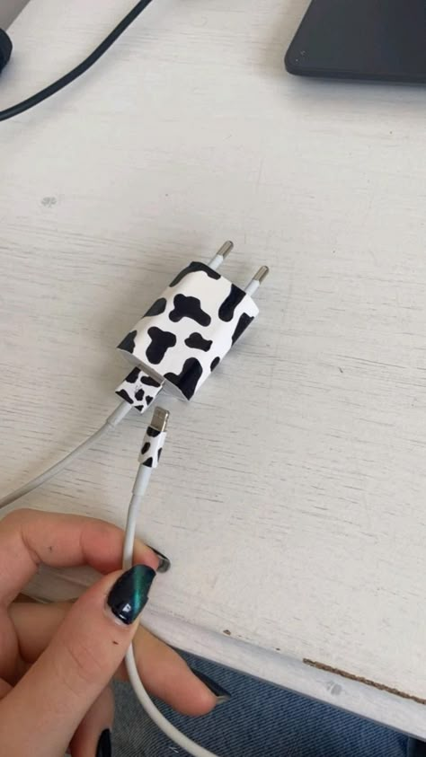 Cow Print Diy, Charger Art, Diy Chargers, Phone Case Diy Paint, Diy Crafts To Do, A Cow, Easy Diy Art, Diy Creative Crafts, Fun Diy Crafts