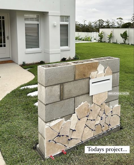 Stone Mailbox Ideas, Letterbox Ideas, Stone Mailbox, Brick Mailbox, Modern Mailbox, Modern Fence Design, Mailbox Design, Driveway Design, Landscaping Retaining Walls