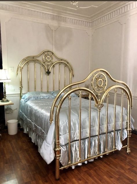 Brass Gold Bed, Bedroom With Hardwood Floors, Gold Bed Frame, Brass Beds, Pictures Bedroom, 80s Interior, Gold Bed, Brass Bed, Vintage Coquette